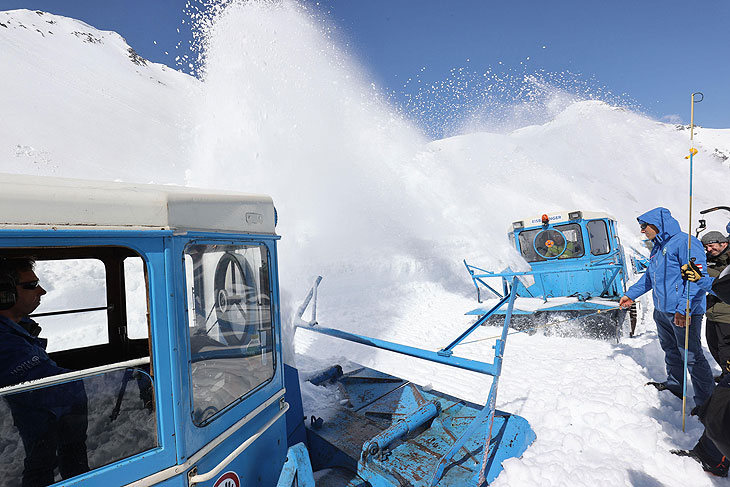Zusammentreffen der Rotationspflüge System Walleck auf 2504 m Höhe am Hochtor uf der Großglockner Hochalpenstraße  (©Foto. grossglockner.at Fotograf: Franz Neumayr)